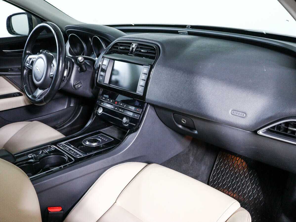 Б/У Ягуар ИксЕ 2017 года. Фото: #8