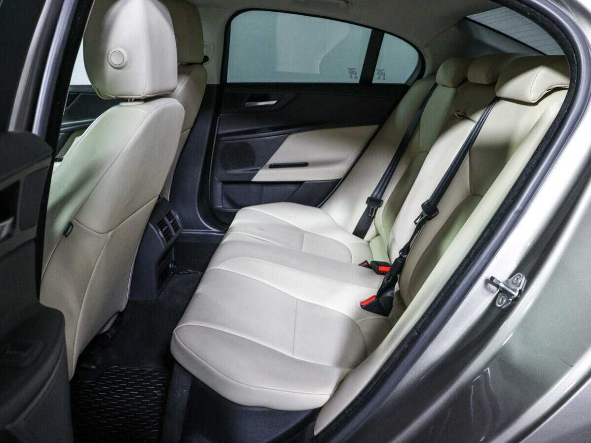 Б/У Ягуар ИксЕ 2017 года. Фото: #9