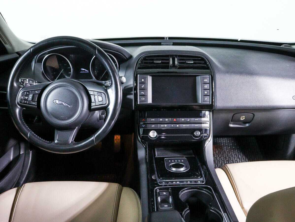Б/У Ягуар ИксЕ 2017 года. Фото: #11