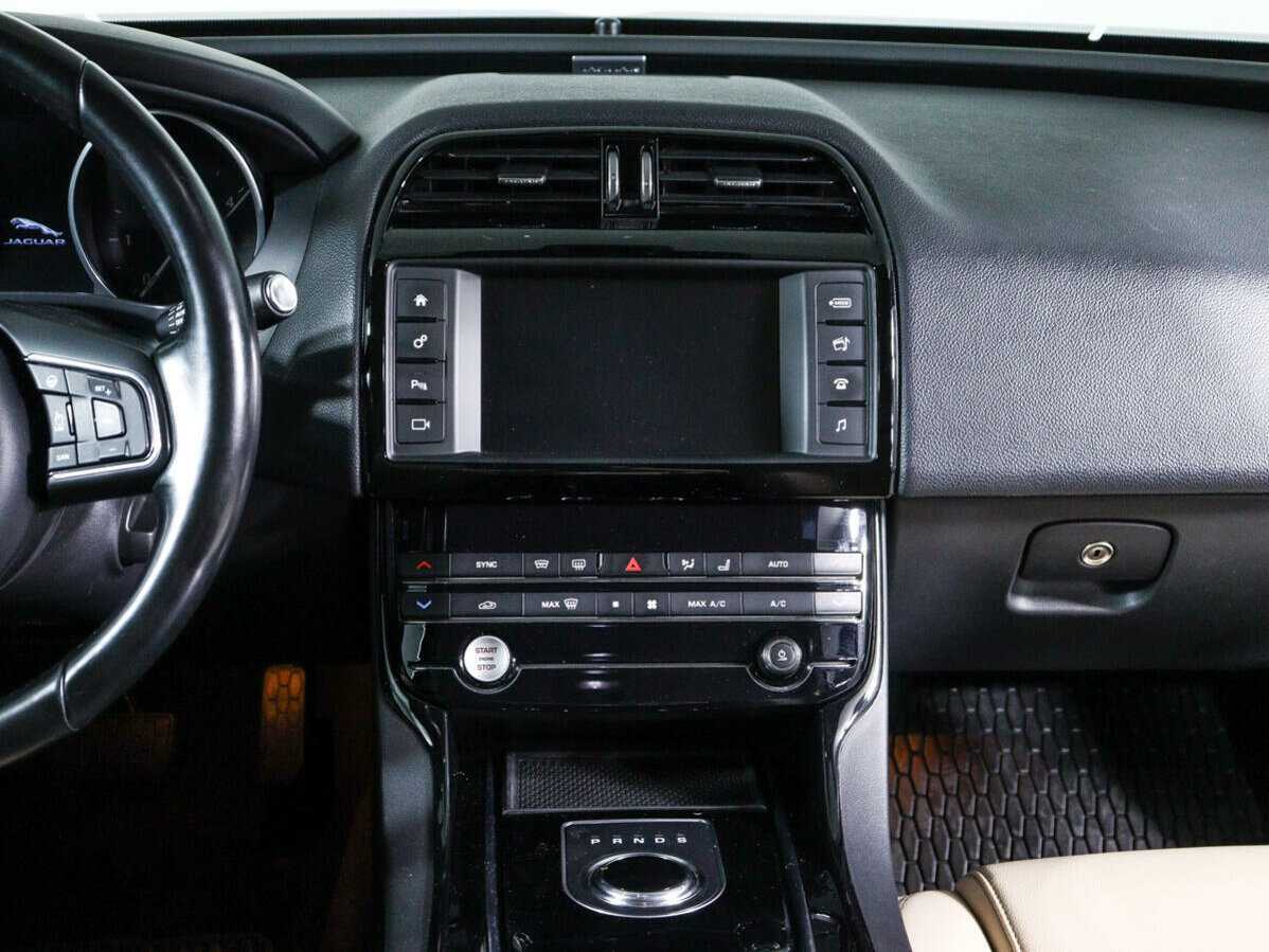 Б/У Ягуар ИксЕ 2017 года. Фото: #12