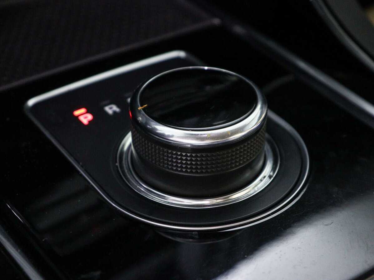 Б/У Ягуар ИксЕ 2017 года. Фото: #16