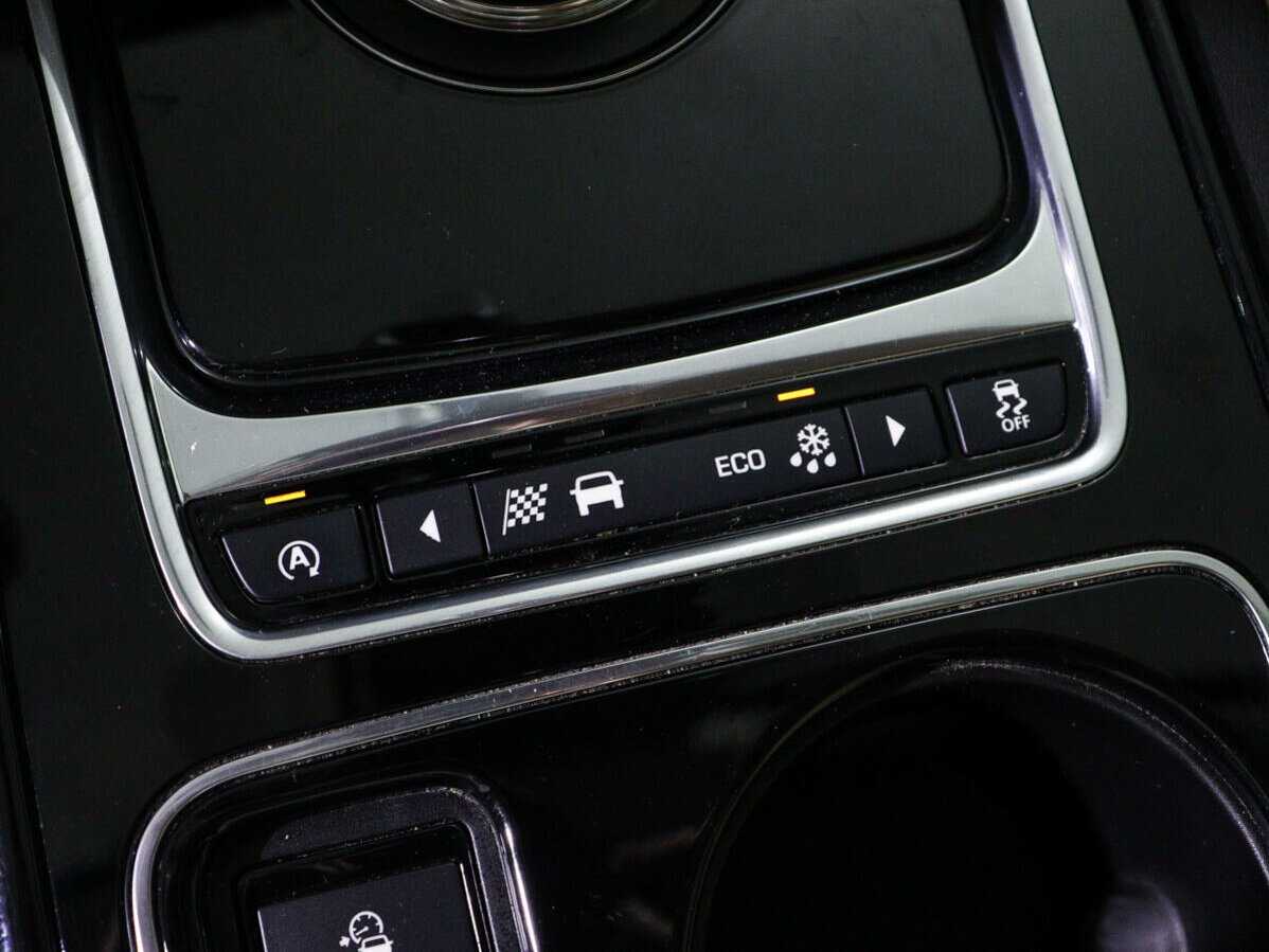 Б/У Ягуар ИксЕ 2017 года. Фото: #17