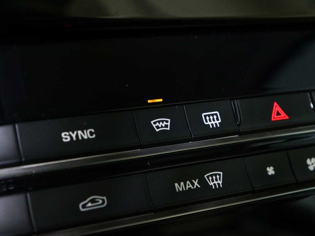 Б/У Ягуар ИксЕ 2017 года. Фото: #21