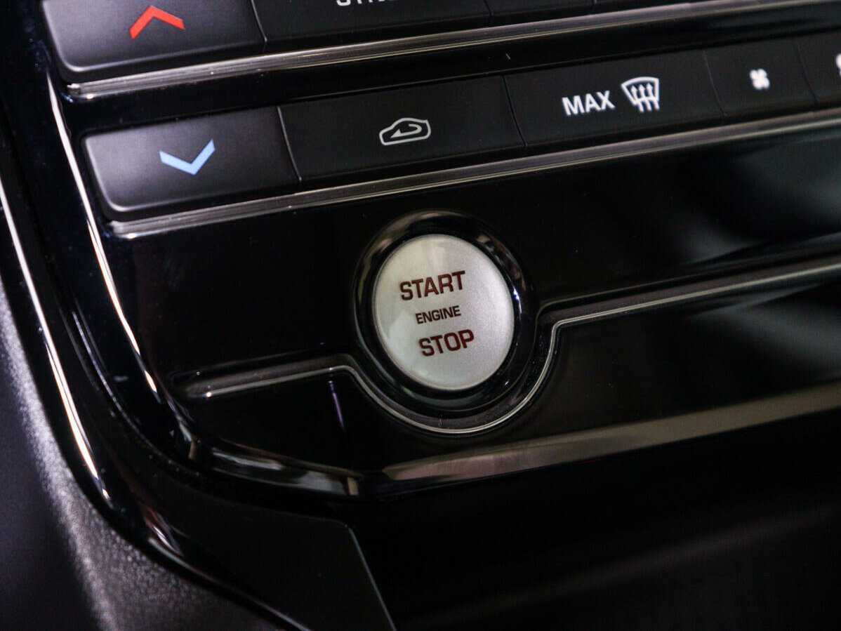 Б/У Ягуар ИксЕ 2017 года. Фото: #22