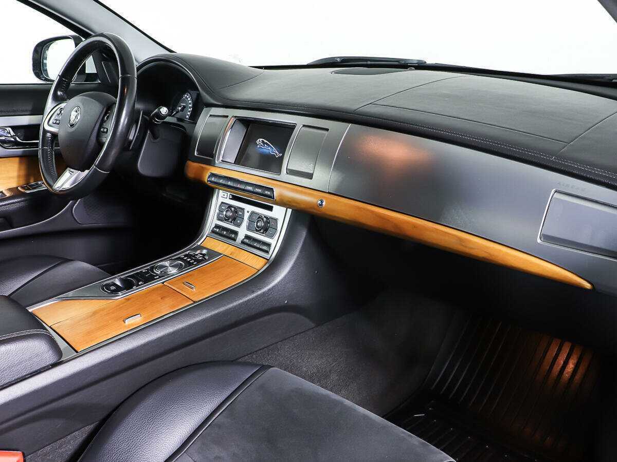 Б/У Ягуар ИксФ 2014 года. Фото: #8