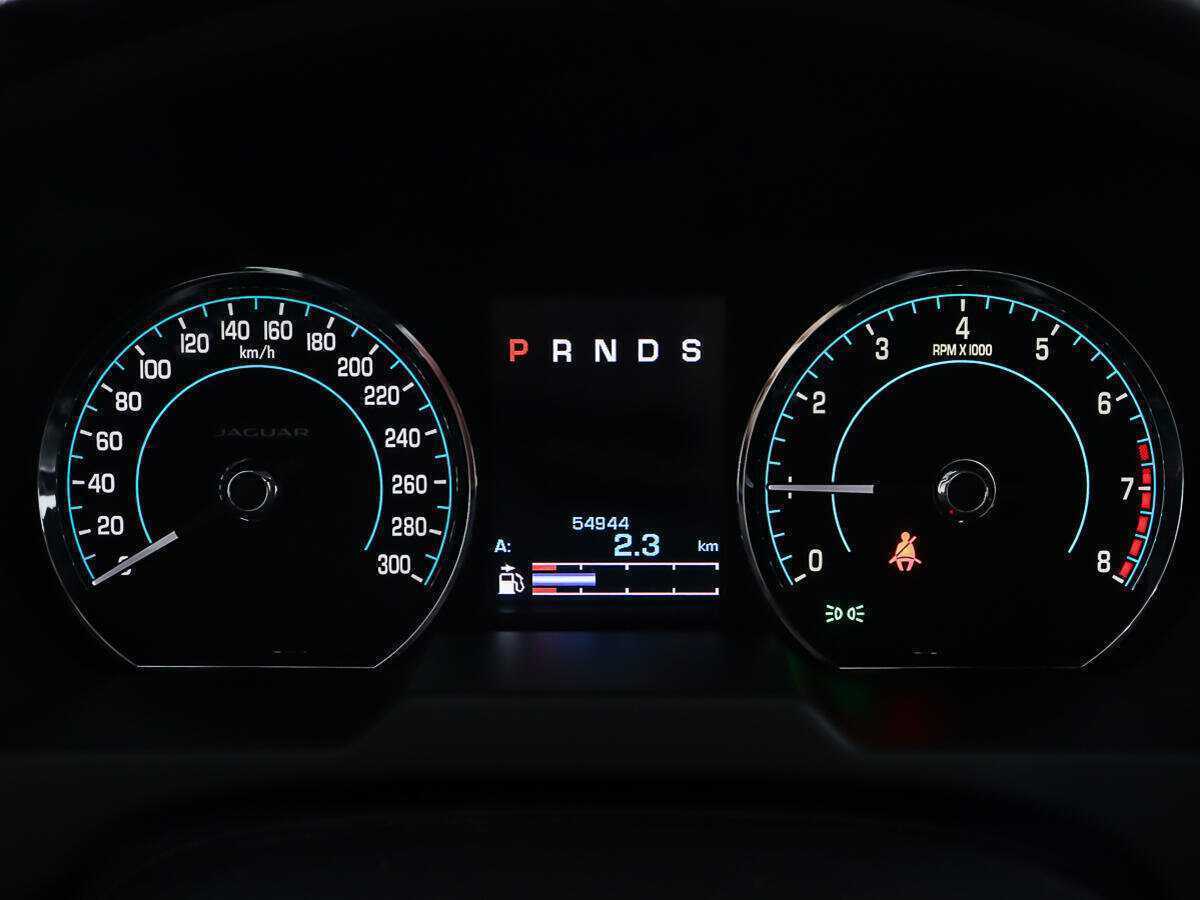 Б/У Ягуар ИксФ 2014 года. Фото: #13