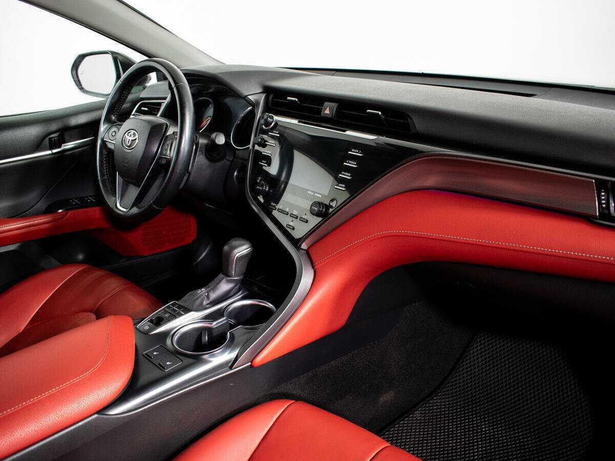 Б/У Тойота Камри 2019 года. Фото: #8