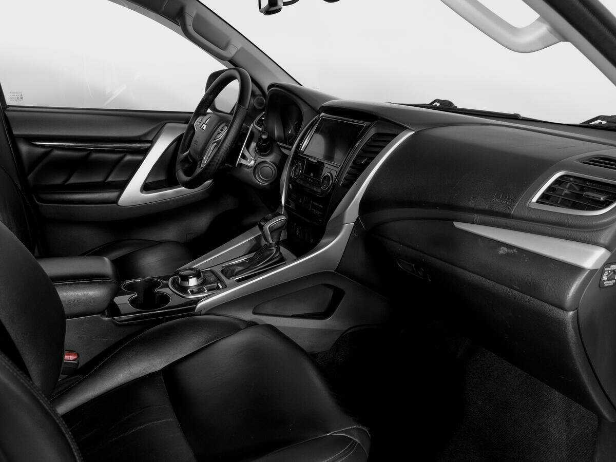 Б/У Митсубиши Паджеро Спорт 2018 года. Фото: #8