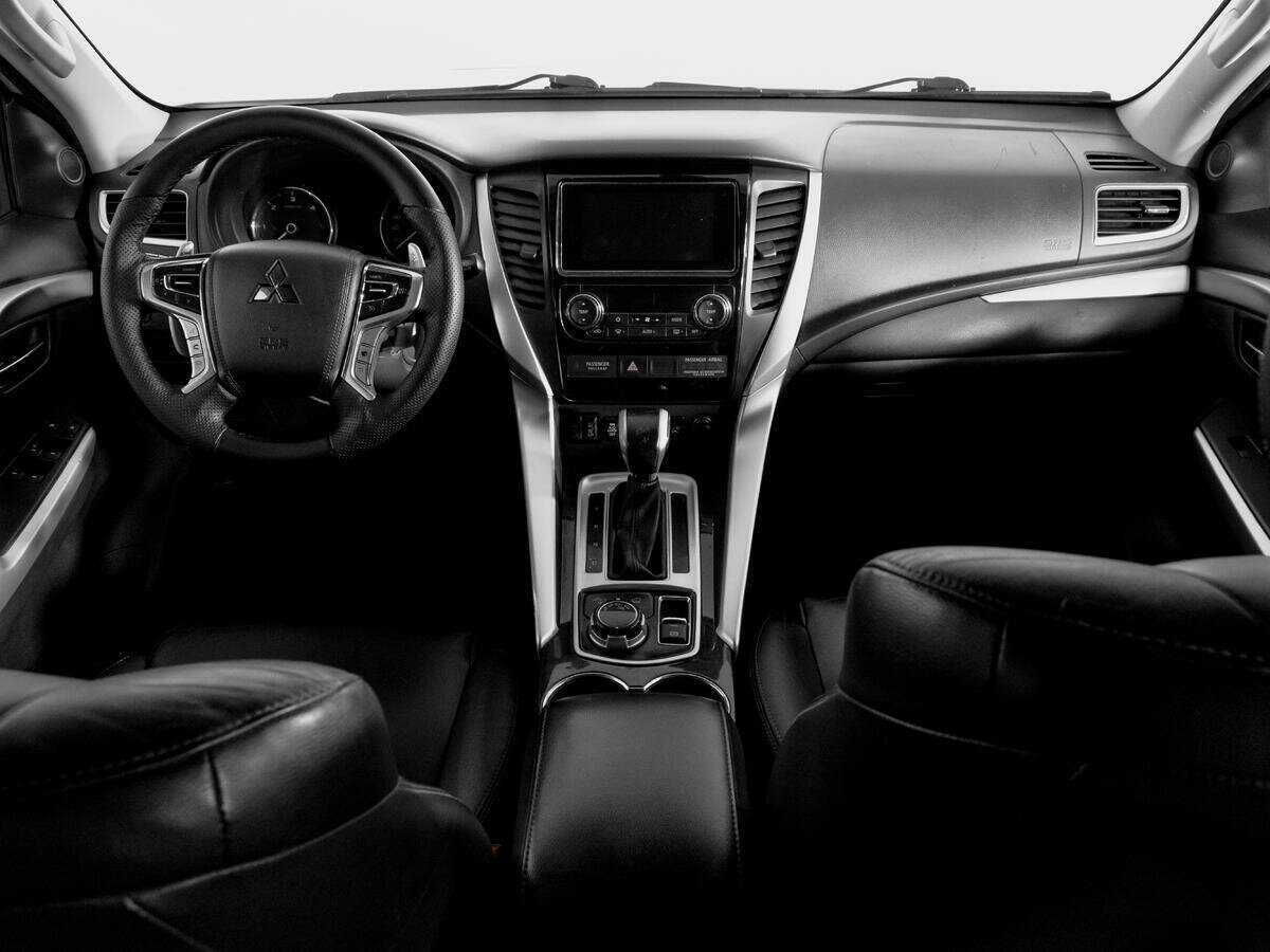 Б/У Митсубиши Паджеро Спорт 2018 года. Фото: #11