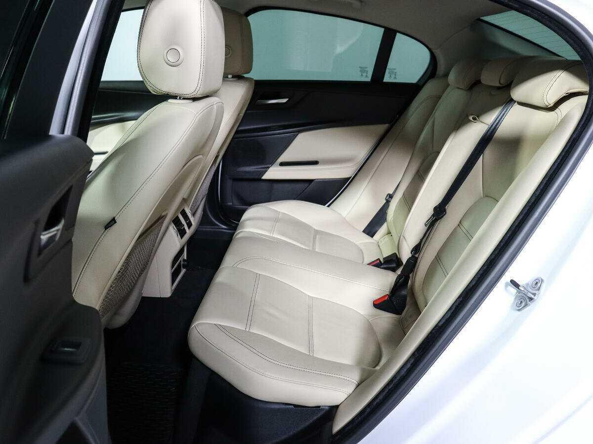 Б/У Ягуар ИксЕ 2015 года. Фото: #6