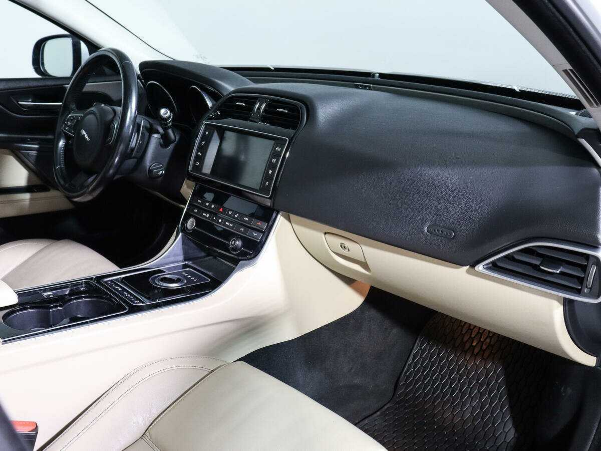 Б/У Ягуар ИксЕ 2015 года. Фото: #7