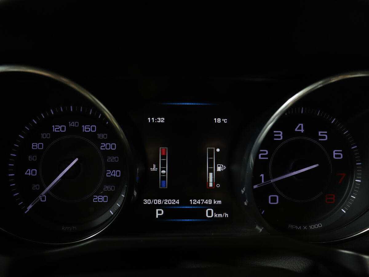 Б/У Ягуар ИксЕ 2015 года. Фото: #8