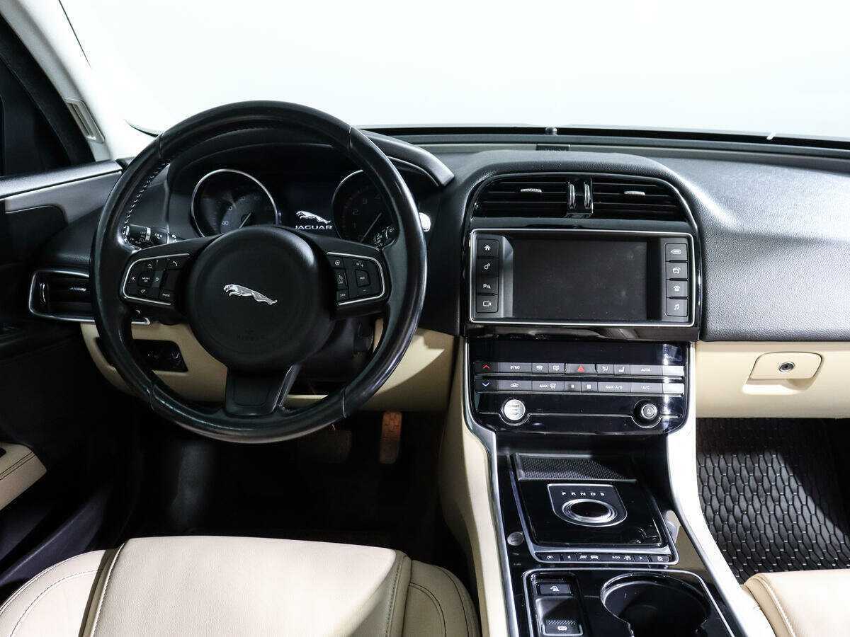 Б/У Ягуар ИксЕ 2015 года. Фото: #9