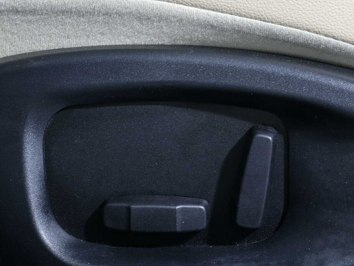 Б/У Ягуар ИксЕ 2015 года. Фото: #12