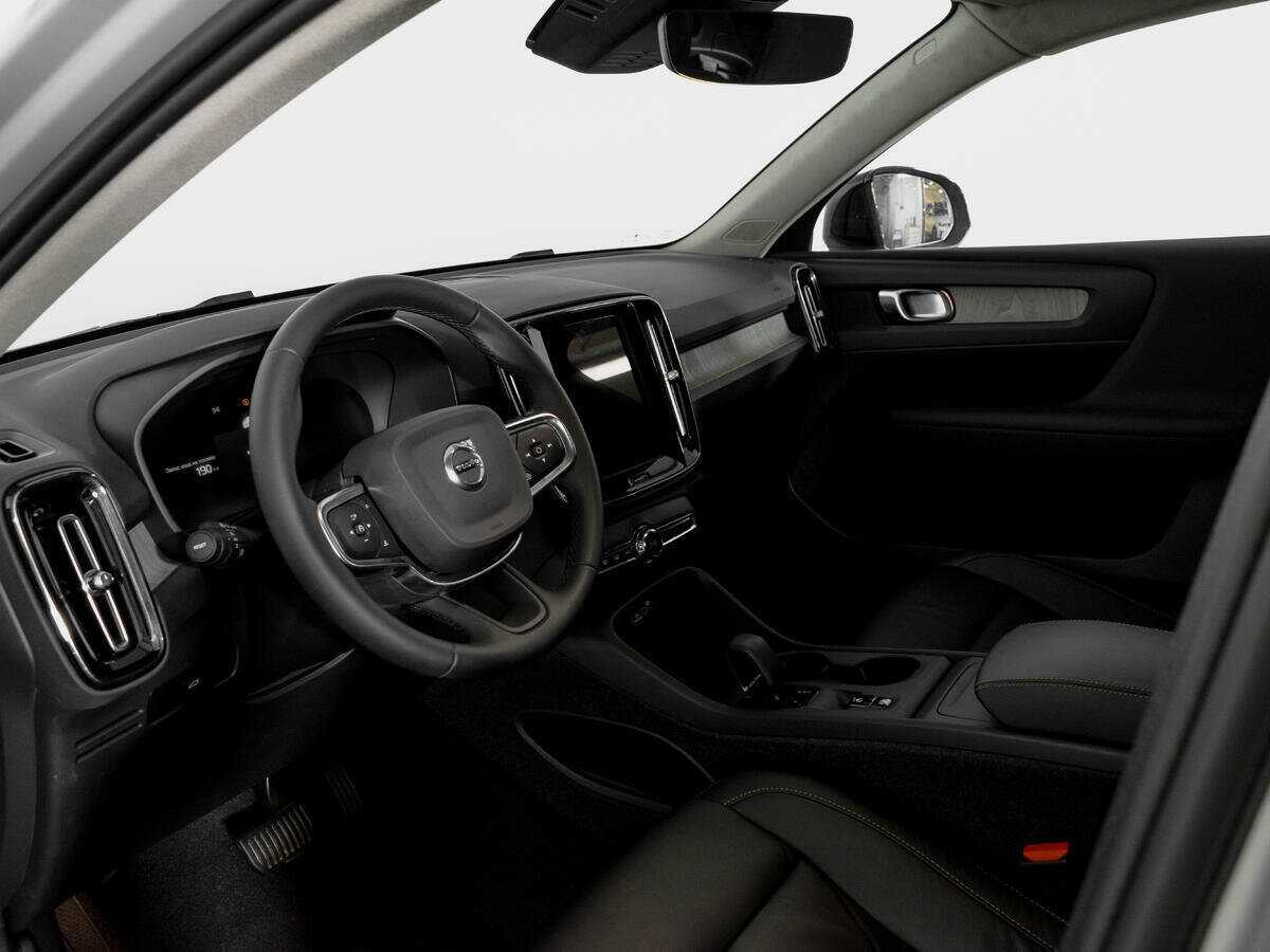 Б/У Вольво ИксЦ40 2023 года. Фото: #12