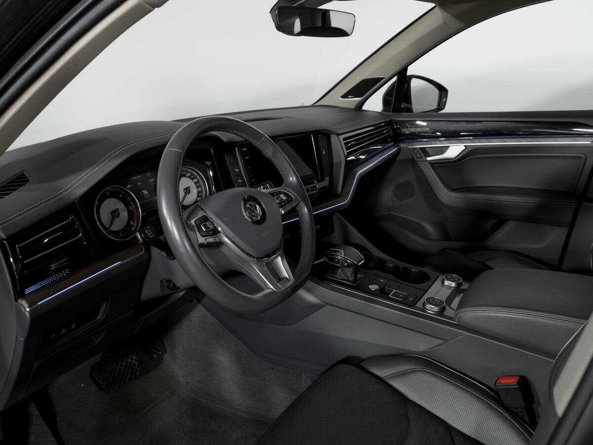 Б/У Фольксваген Туарег 2018 года. Фото: #16