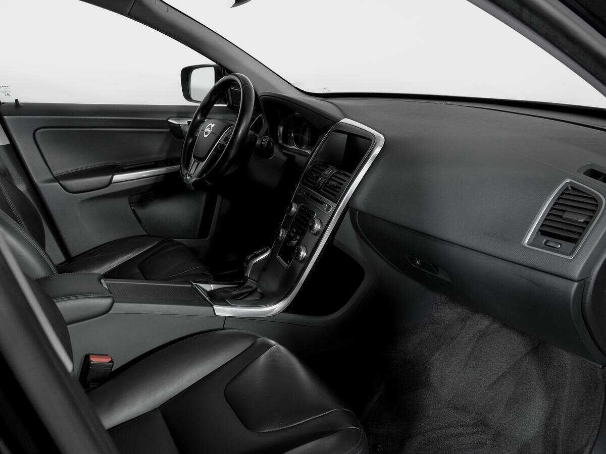 Б/У Вольво ИксЦ60 2016 года. Фото: #8