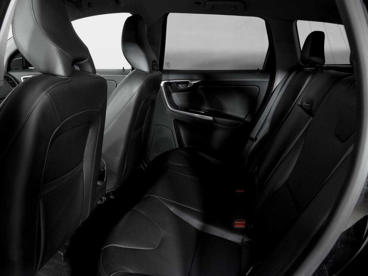 Б/У Вольво ИксЦ60 2016 года. Фото: #9