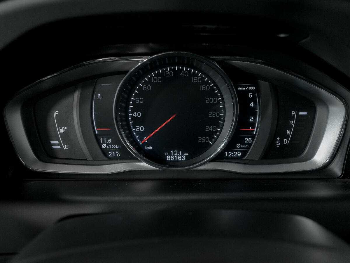 Б/У Вольво ИксЦ60 2016 года. Фото: #10