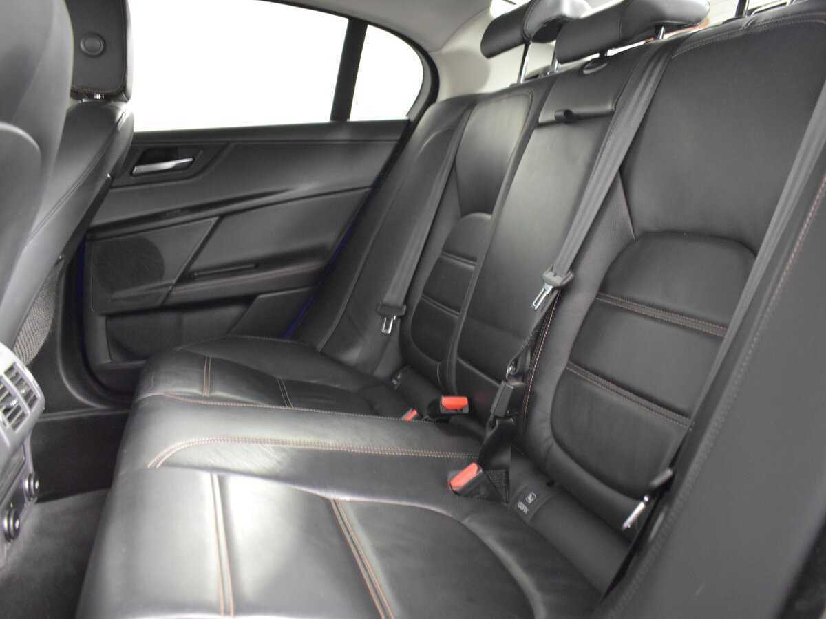 Б/У Ягуар ИксЕ 2016 года. Фото: #7