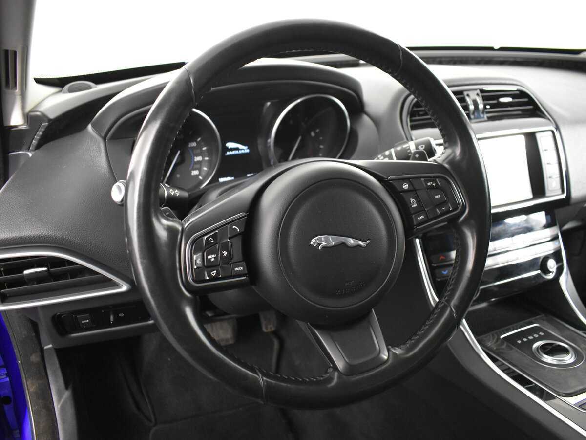 Б/У Ягуар ИксЕ 2016 года. Фото: #8