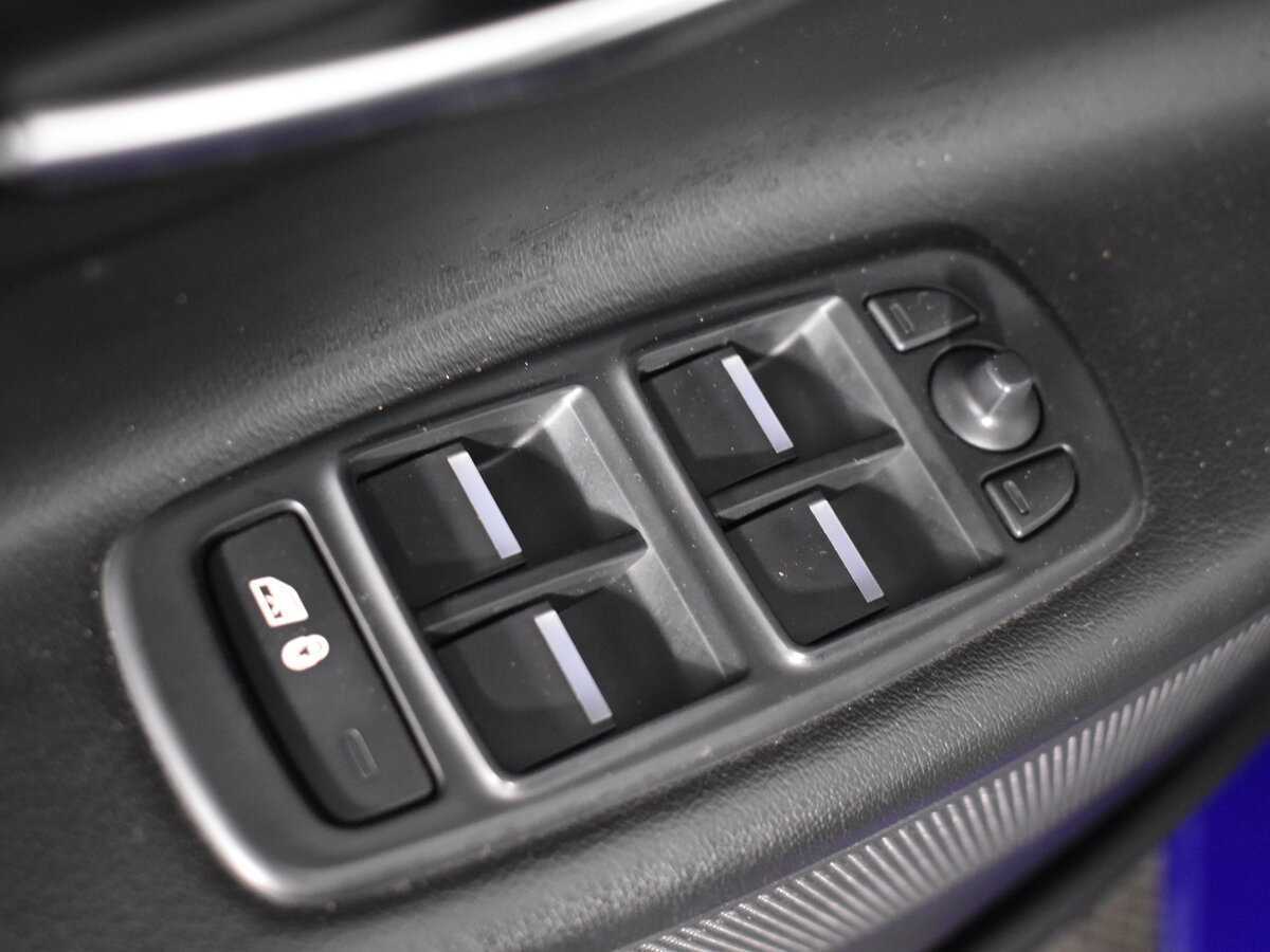 Б/У Ягуар ИксЕ 2016 года. Фото: #9