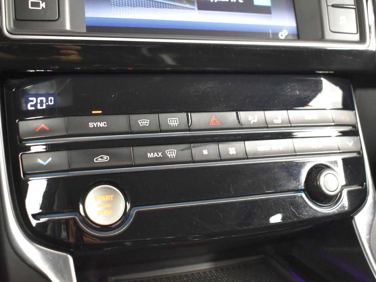 Б/У Ягуар ИксЕ 2016 года. Фото: #14