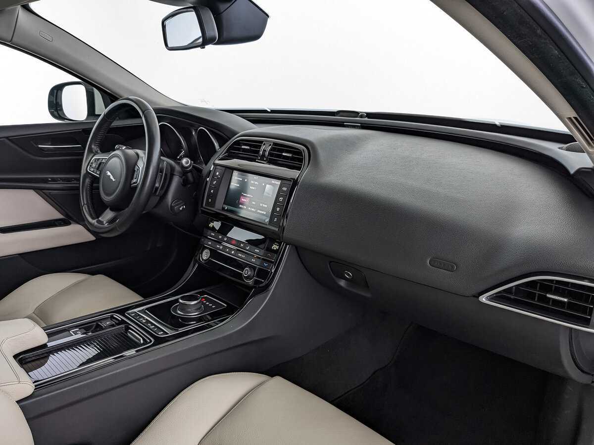 Б/У Ягуар ИксЕ 2017 года. Фото: #8