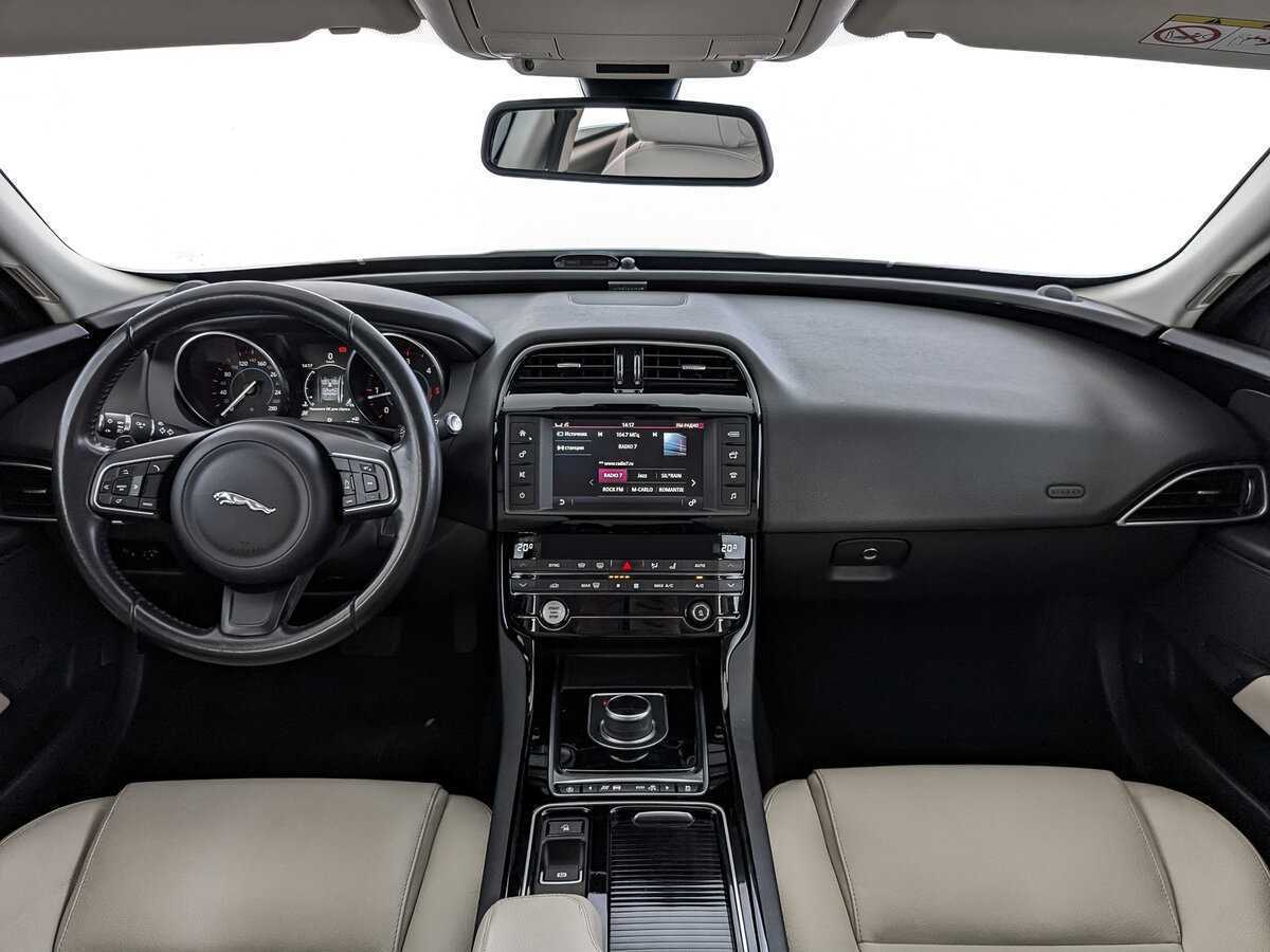 Б/У Ягуар ИксЕ 2017 года. Фото: #9