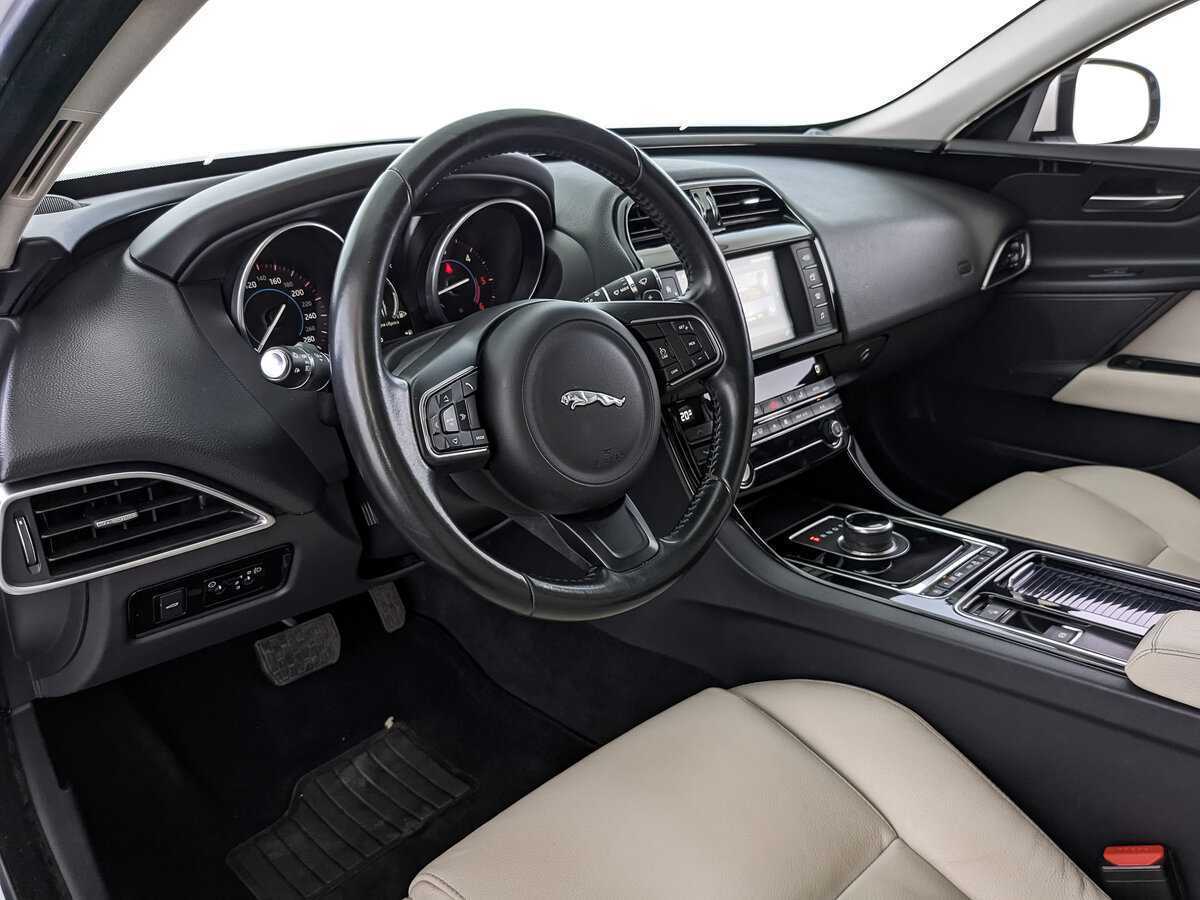 Б/У Ягуар ИксЕ 2017 года. Фото: #10