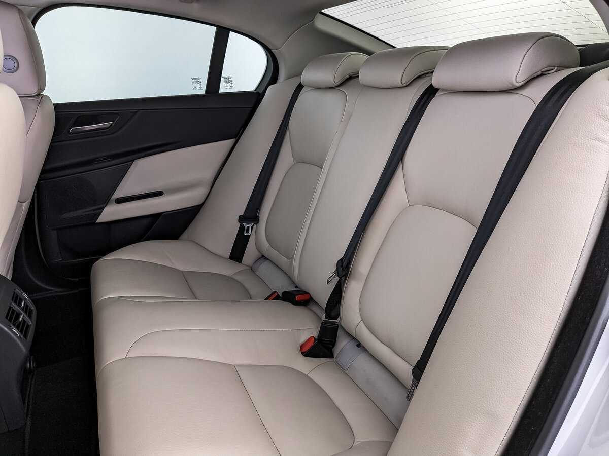 Б/У Ягуар ИксЕ 2017 года. Фото: #13