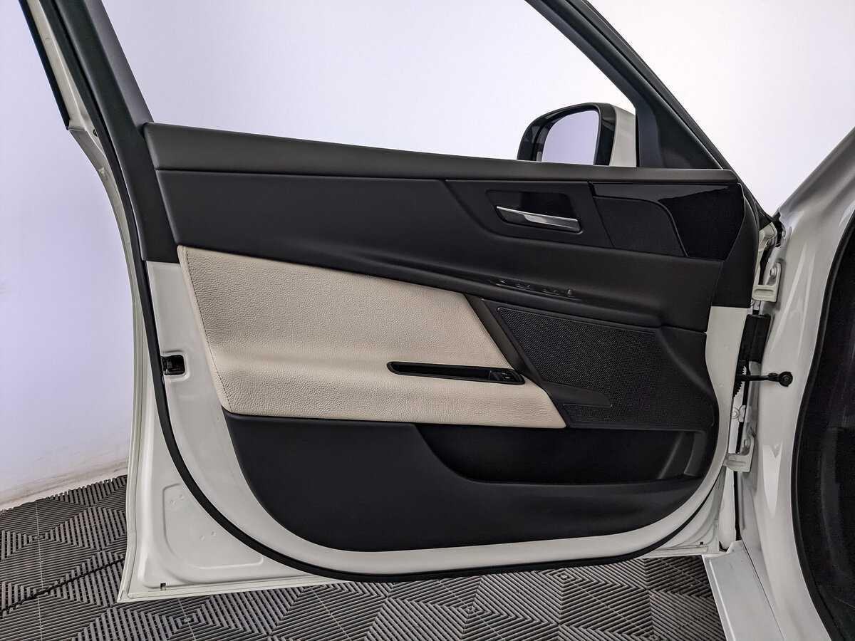 Б/У Ягуар ИксЕ 2017 года. Фото: #14