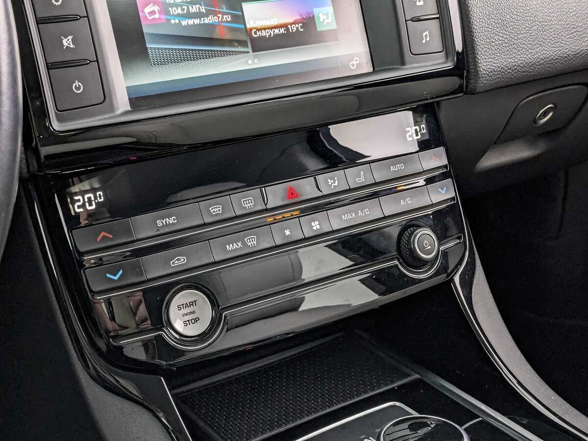 Б/У Ягуар ИксЕ 2017 года. Фото: #16