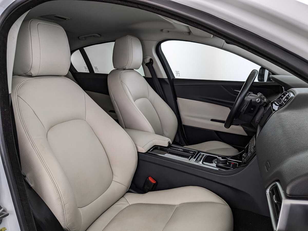 Б/У Ягуар ИксЕ 2017 года. Фото: #19