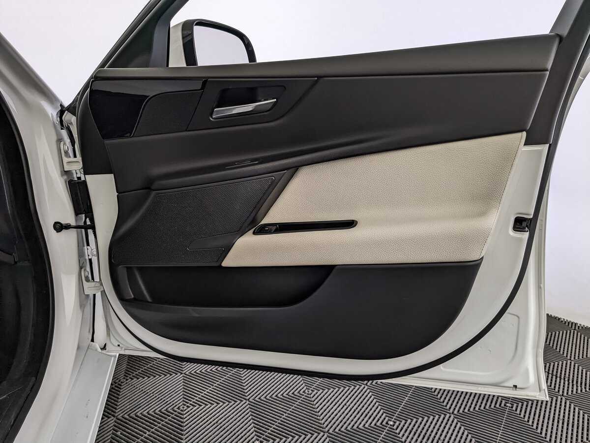 Б/У Ягуар ИксЕ 2017 года. Фото: #20