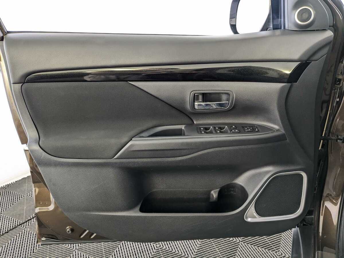 Б/У Митсубиши Оутлэндер 2022 года. Фото: #10