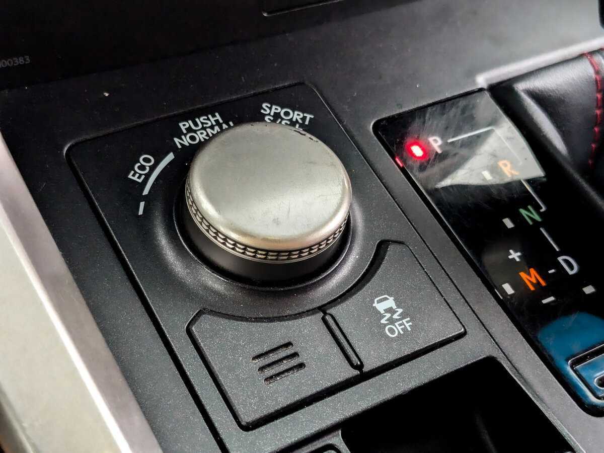 Б/У Лексус Н-Икс 2015 года. Фото: #23