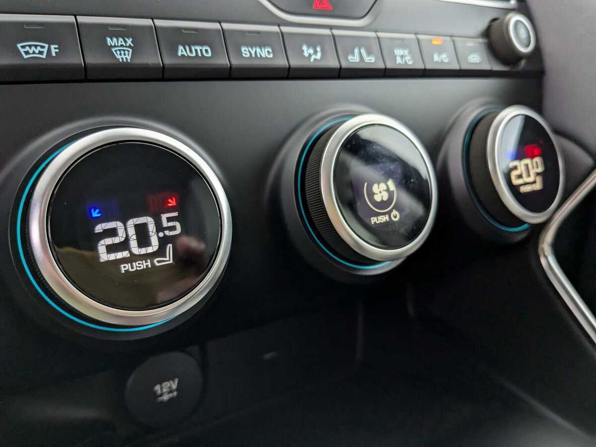 Б/У Ягуар Е-Пэйс 2019 года. Фото: #21