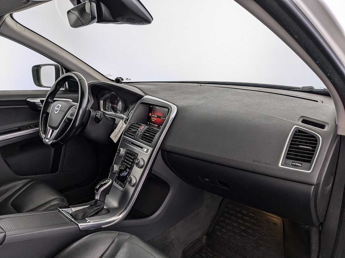Б/У Вольво ИксЦ60 2017 года. Фото: #8