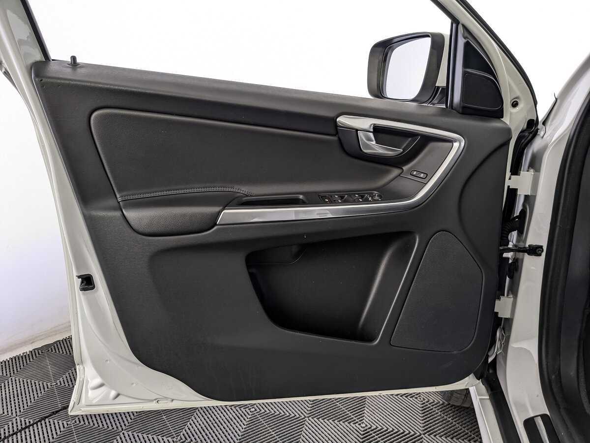 Б/У Вольво ИксЦ60 2017 года. Фото: #14