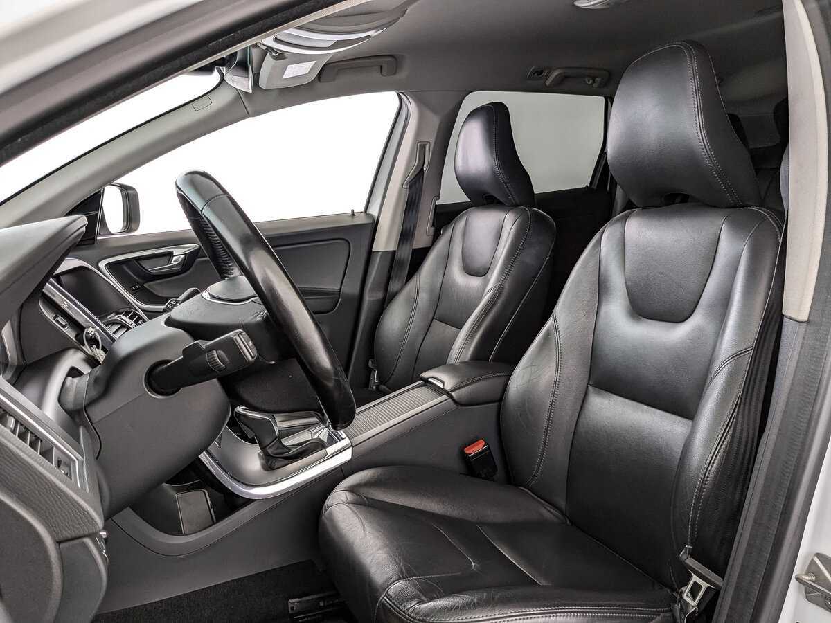 Б/У Вольво ИксЦ60 2017 года. Фото: #15