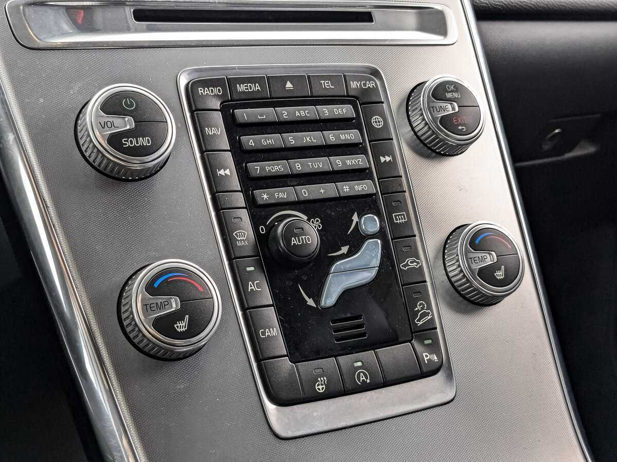 Б/У Вольво ИксЦ60 2017 года. Фото: #16