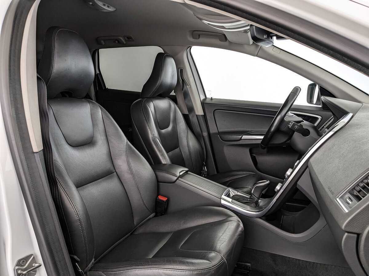 Б/У Вольво ИксЦ60 2017 года. Фото: #19