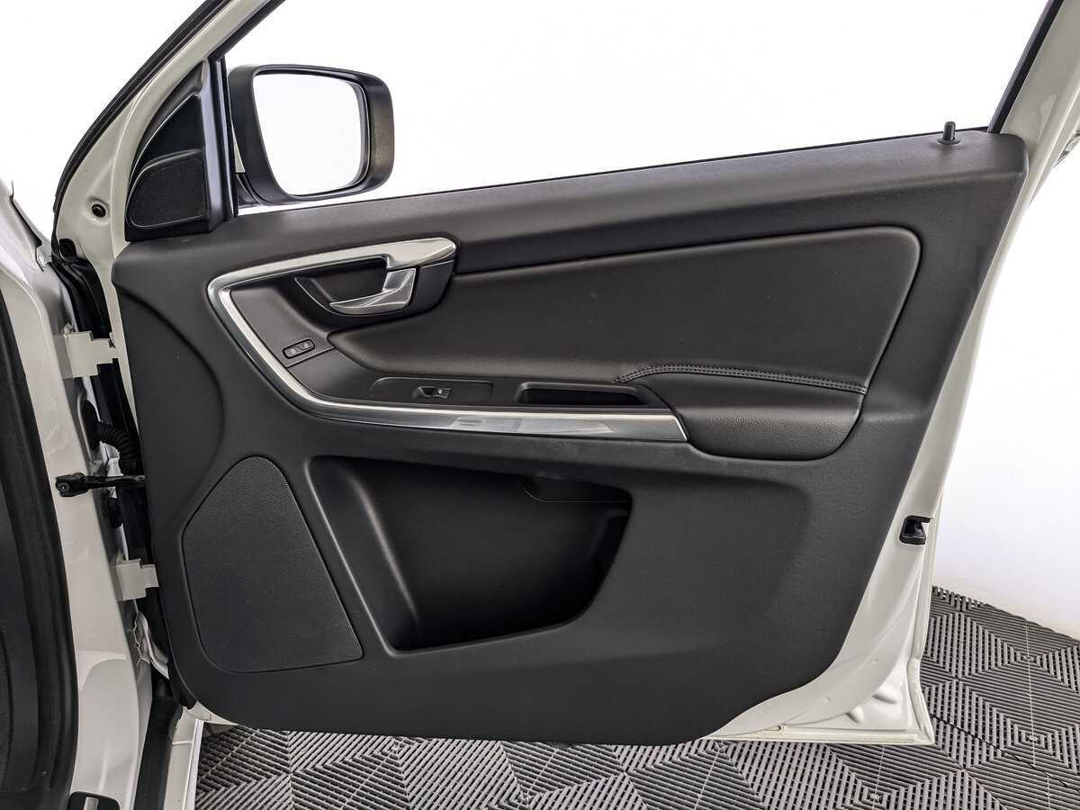 Б/У Вольво ИксЦ60 2017 года. Фото: #20