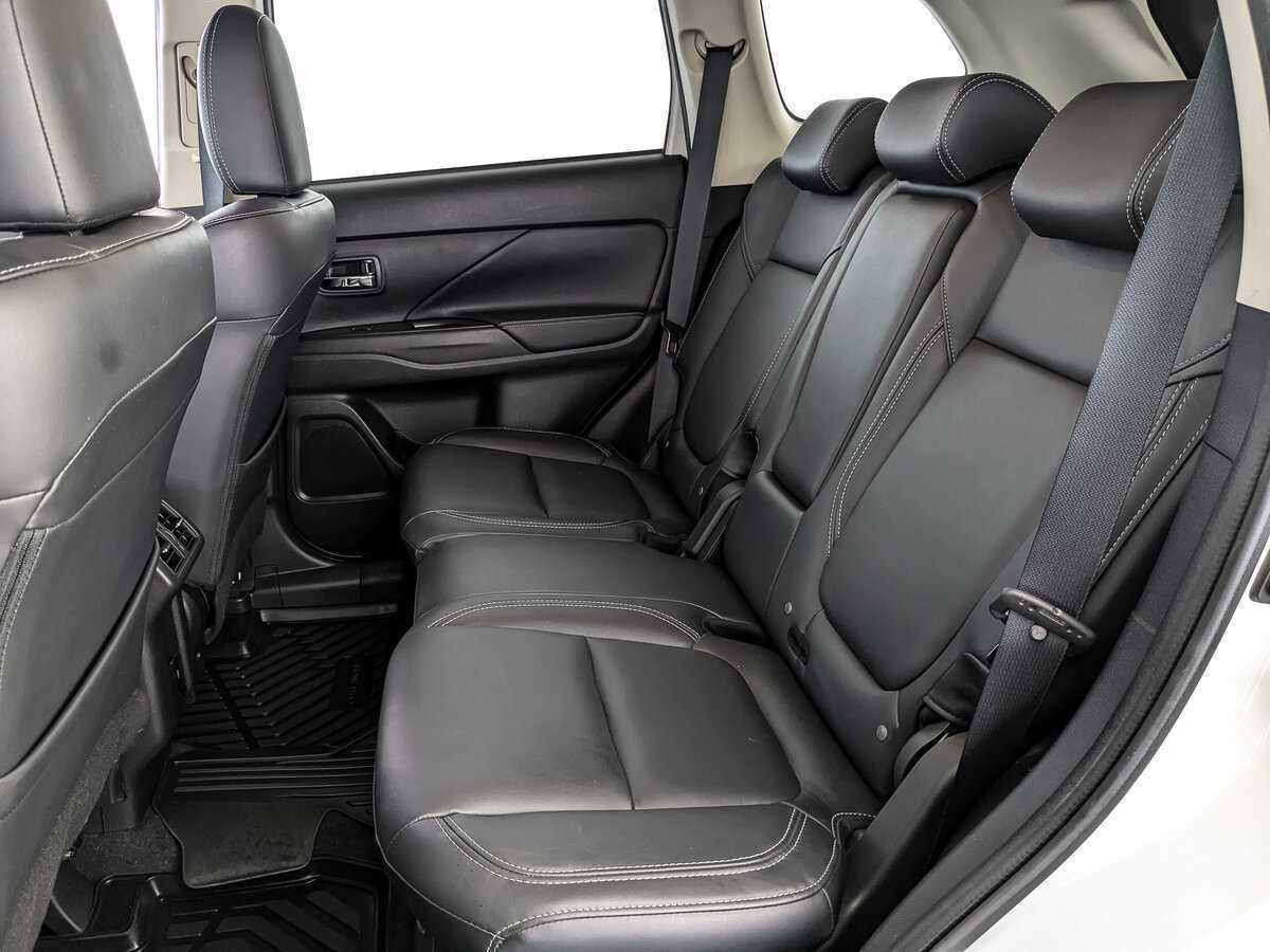 Б/У Митсубиши Оутлэндер 2021 года. Фото: #13