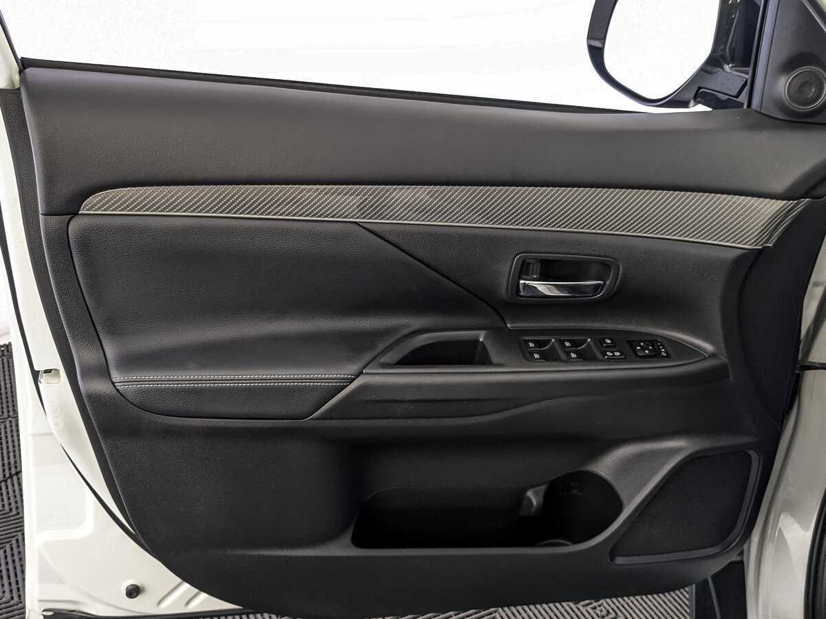 Б/У Митсубиши Оутлэндер 2021 года. Фото: #14