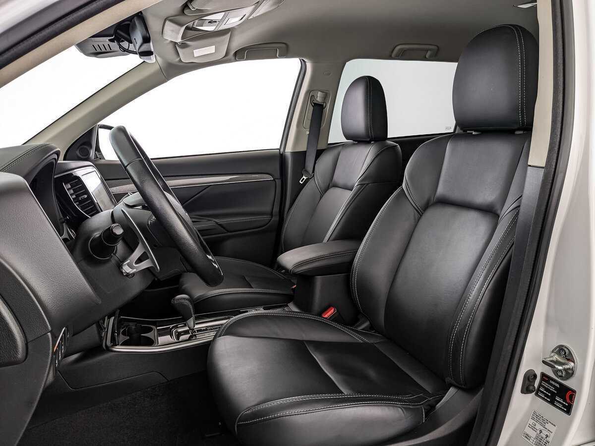 Б/У Митсубиши Оутлэндер 2021 года. Фото: #15