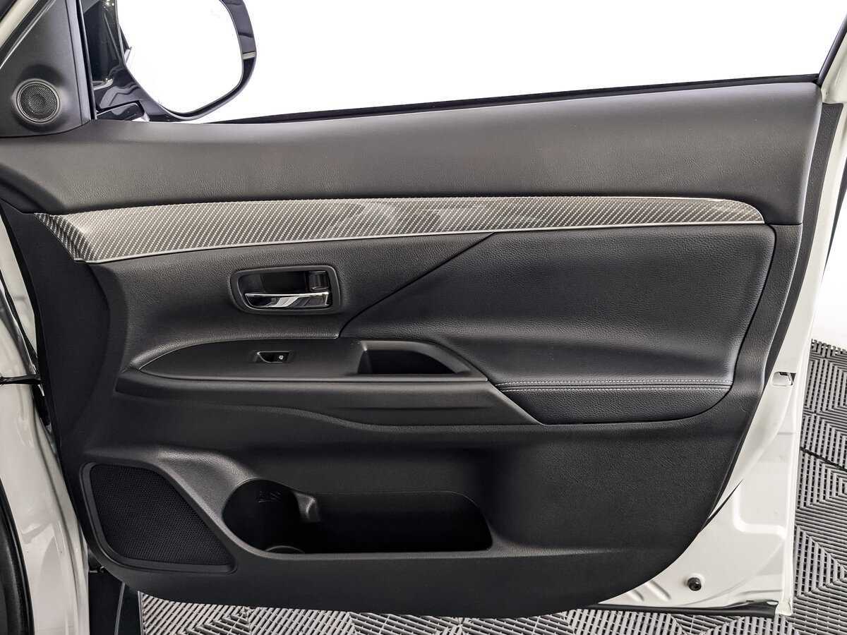 Б/У Митсубиши Оутлэндер 2021 года. Фото: #18