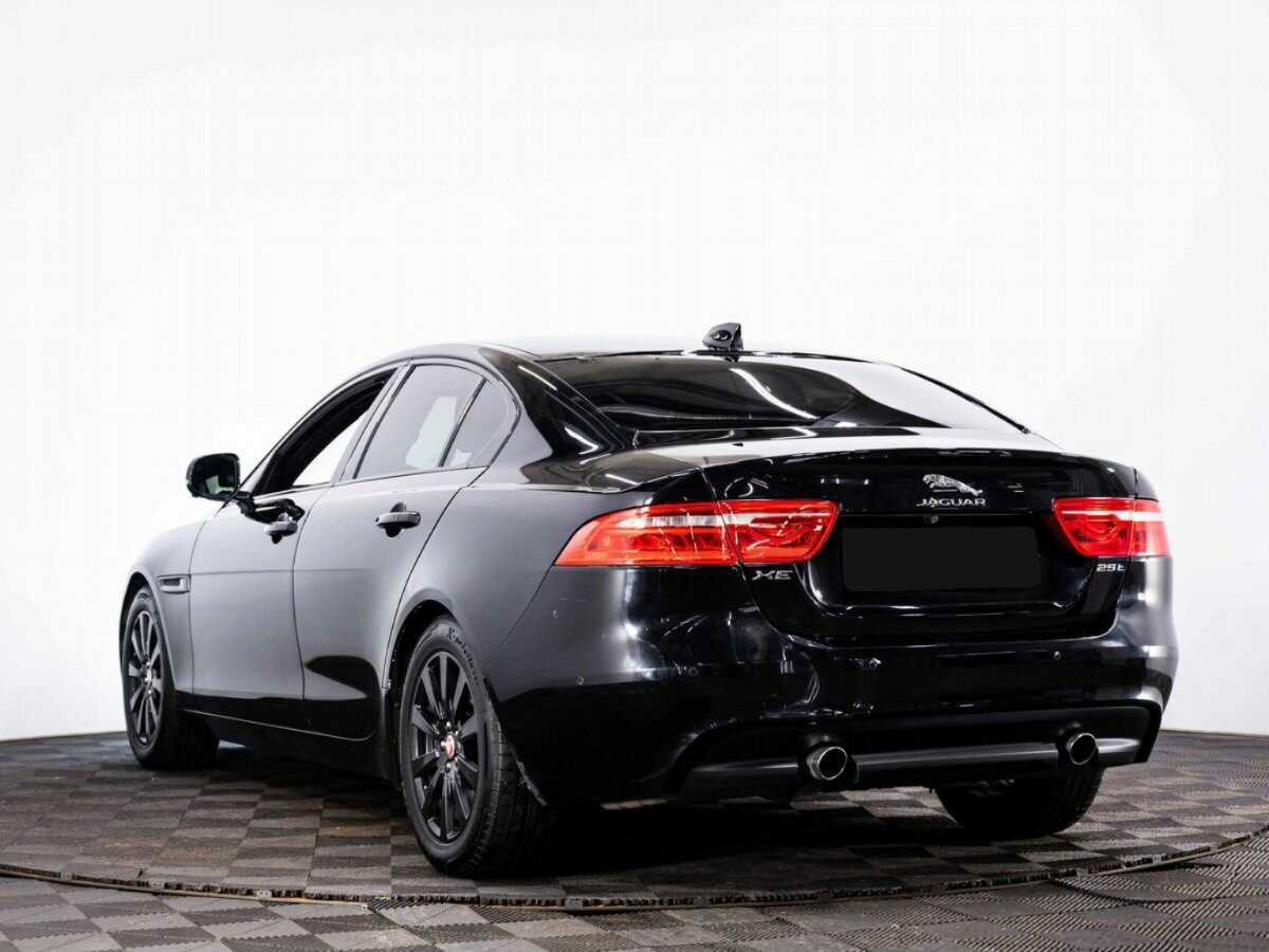 Б/У Ягуар ИксЕ 2016 года. Фото: #3