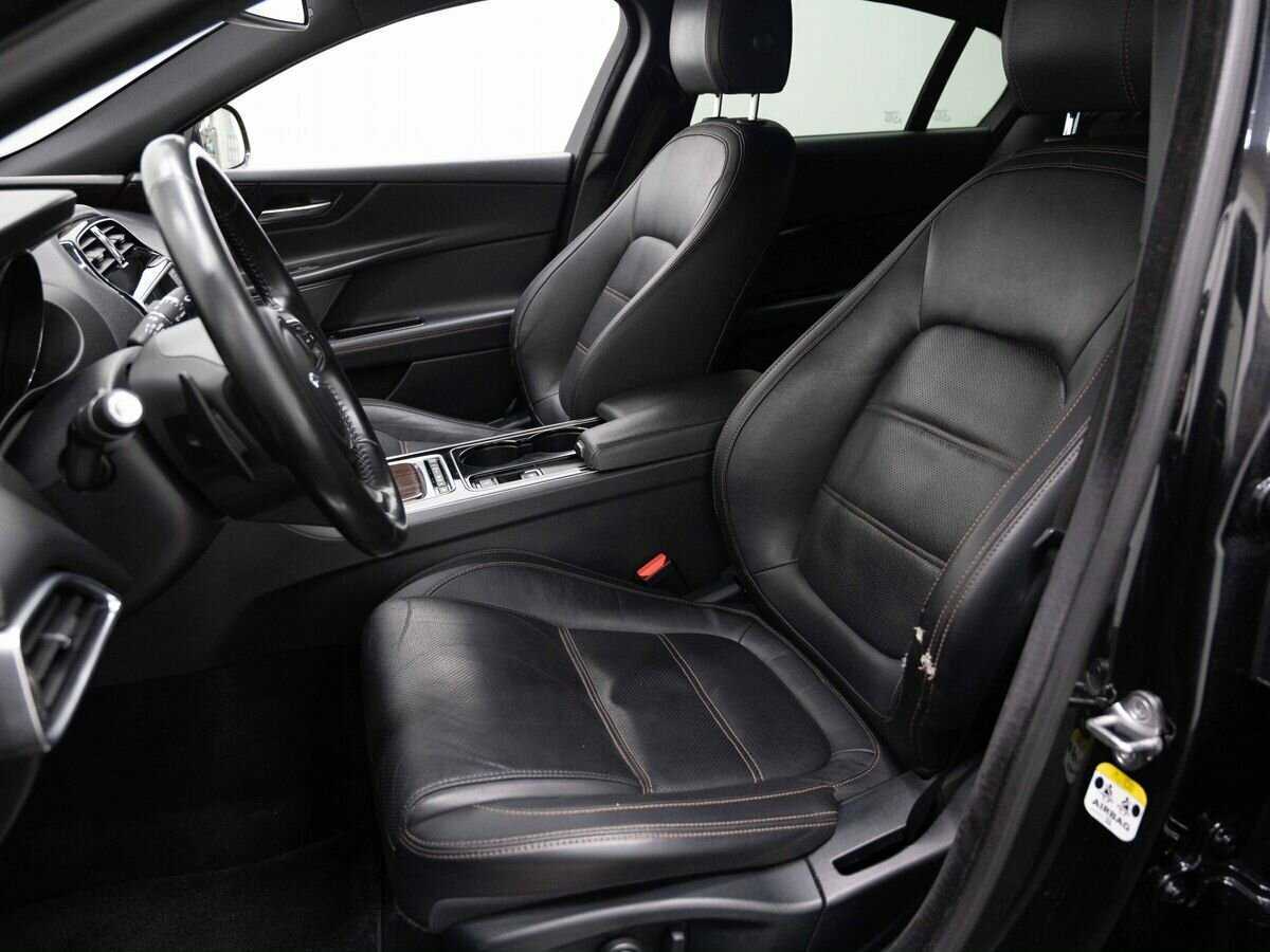 Б/У Ягуар ИксЕ 2016 года. Фото: #7